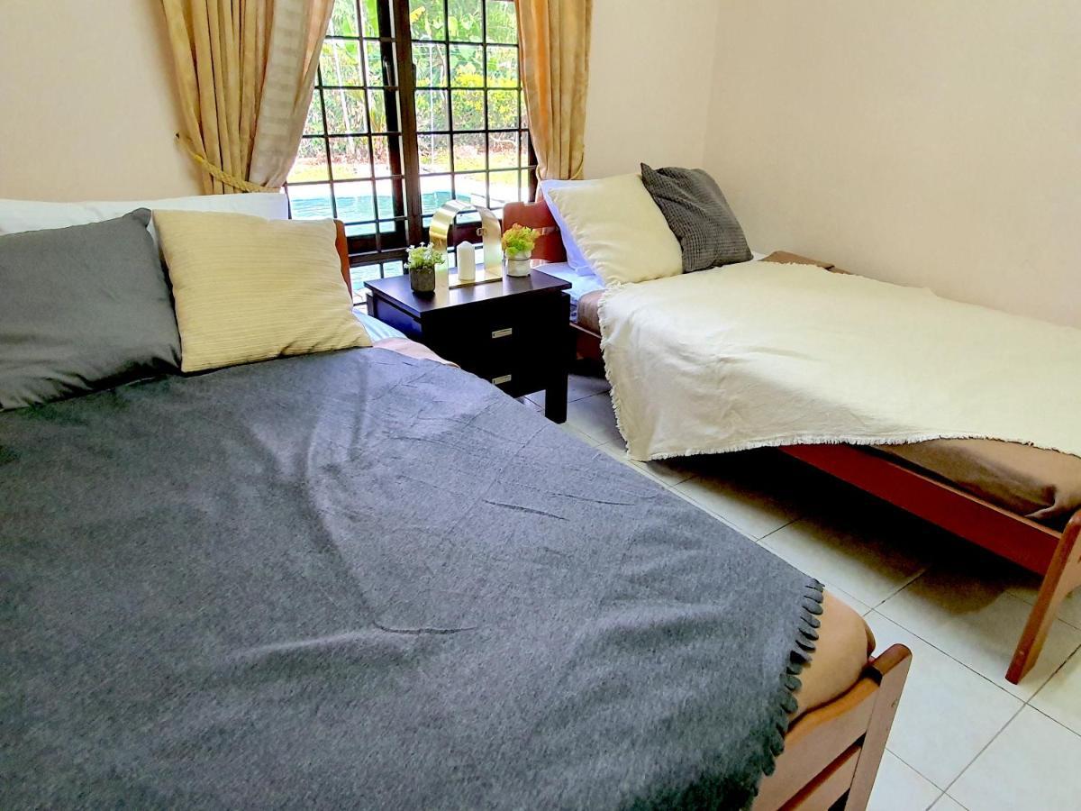 Melaka Afamosa Villa With Private Pool For 10 Pax Alor Gajah Exterior foto